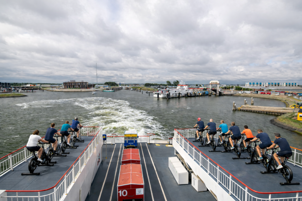 Wagenborg laat passagiers meefietsen om CO2-uitstoot van overtocht te compenseren