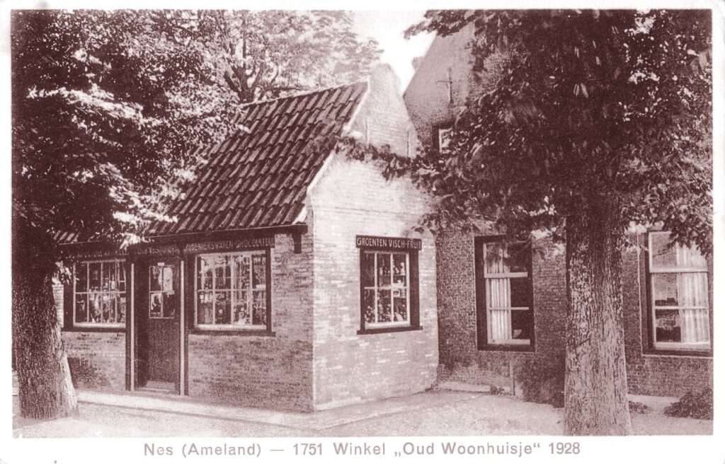 Historische ansichtkaart van een winkel in Nes, 1928