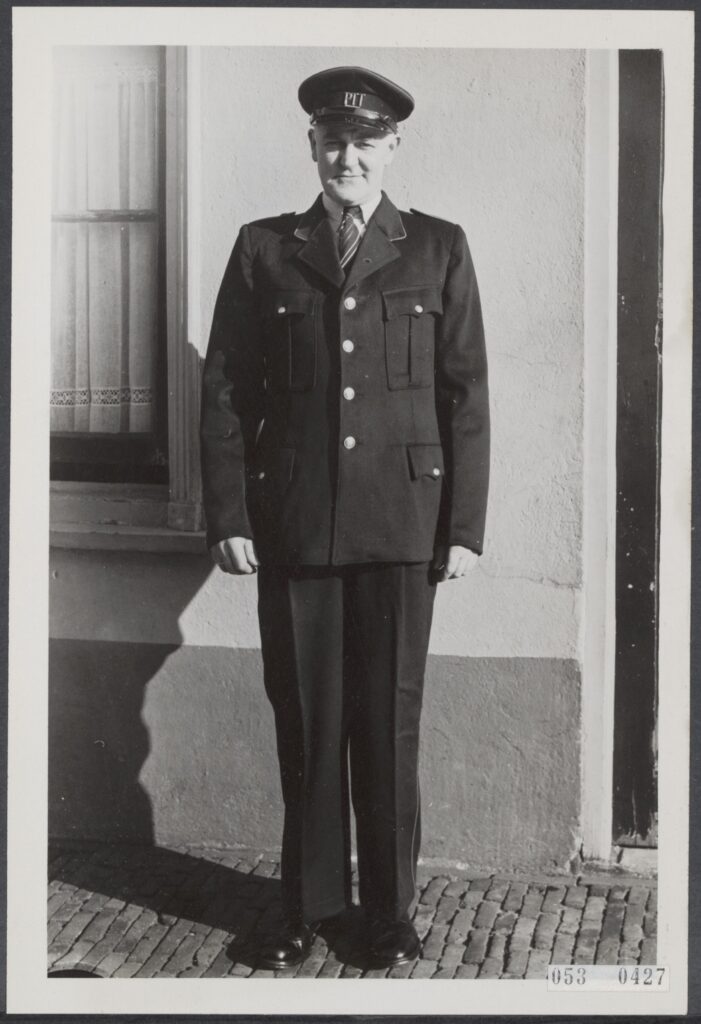 Nederlandse postbodes in uniform, 1951