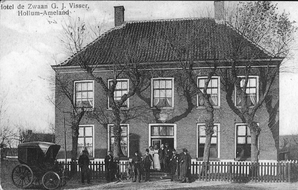 Historische ansichtkaart van Hotel de Zwaan in Hollum, 1910
