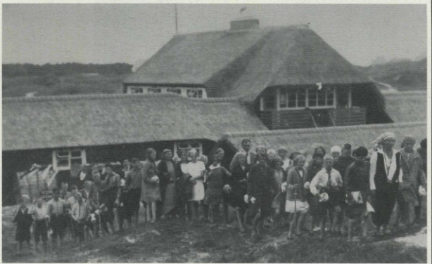 Volwassenen en kinderen verzamelen zich bij vakantiehuis Excelsior in 1927.