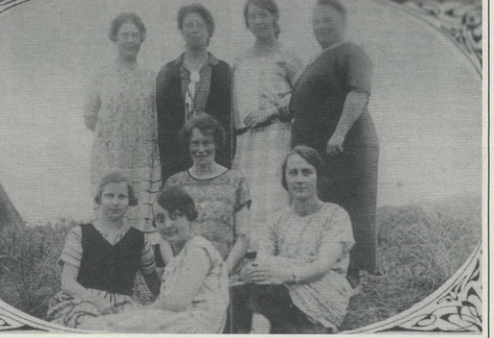 Groepsportret van de vrouwelijke staf en leidsters van Excelsior in 1926.