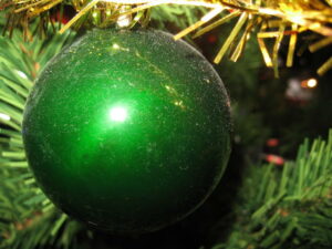 Kerstboom met ballen en beestjes