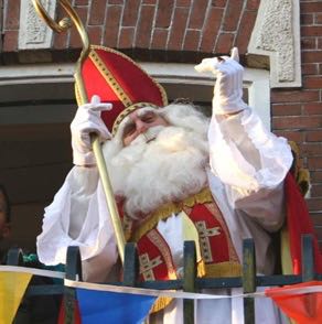 Sint komt naar de kinderen toe