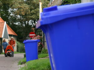 Blauwe papierkliko in Hollum op Ameland