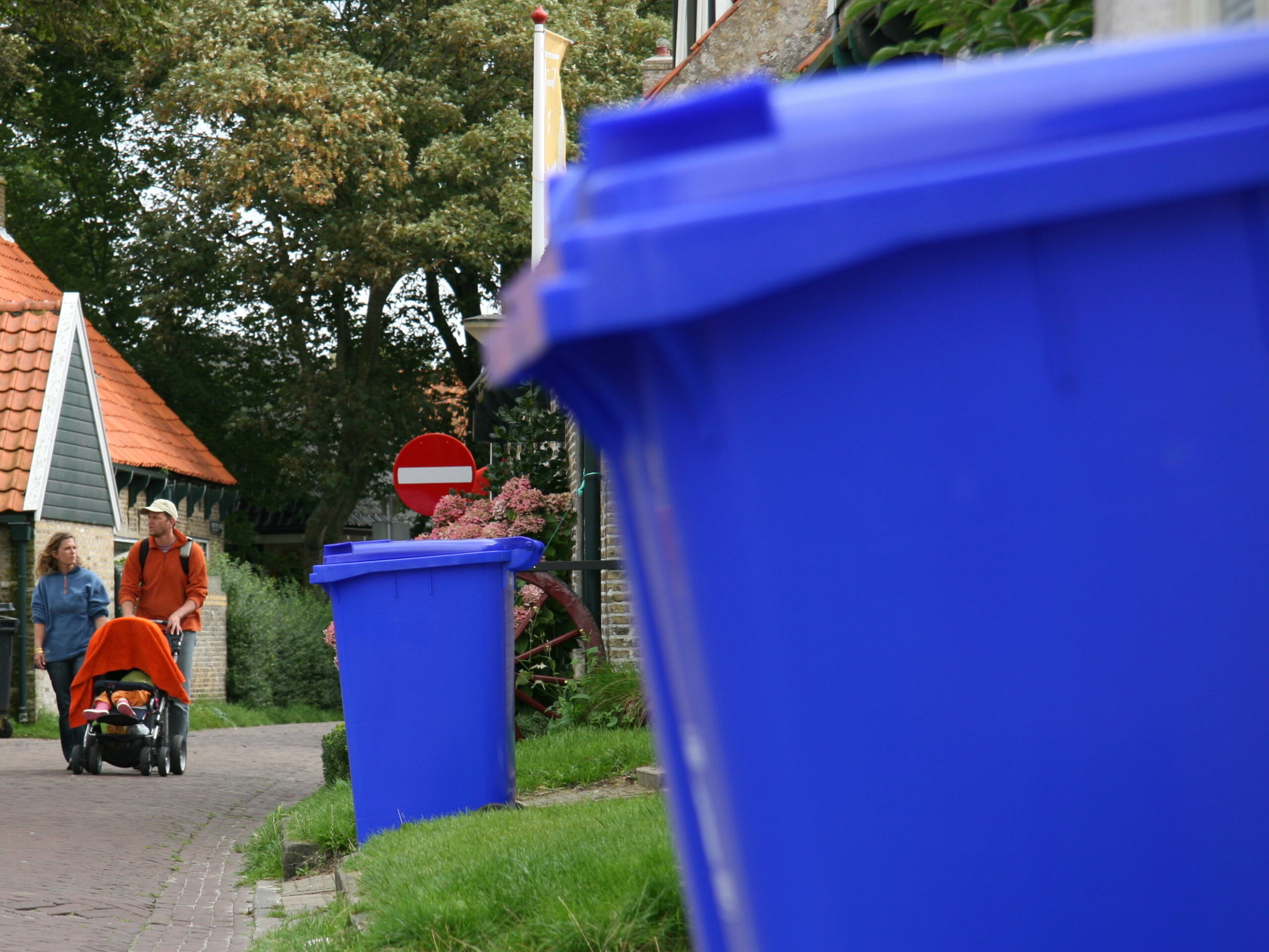 Blauwe papierkliko in Hollum op Ameland