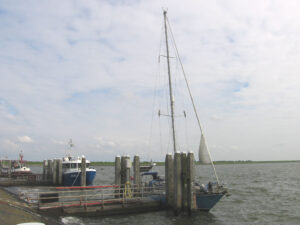 Jacht op rotsen boven Ameland