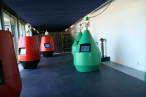 Hal met beeldschermen en sterrenhemel