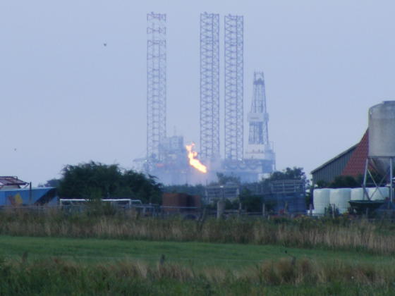 Boortoren voor de kust Foto Theo Kiewiet