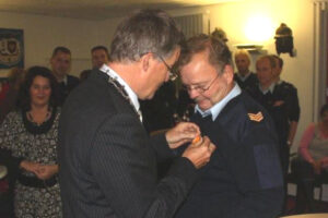 Theo heeft een lintje