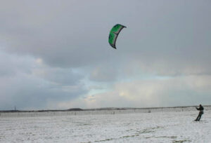 Snowkiten achter Blokker