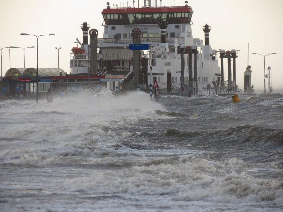 Afvaarten vallen uit vanwege hoge water