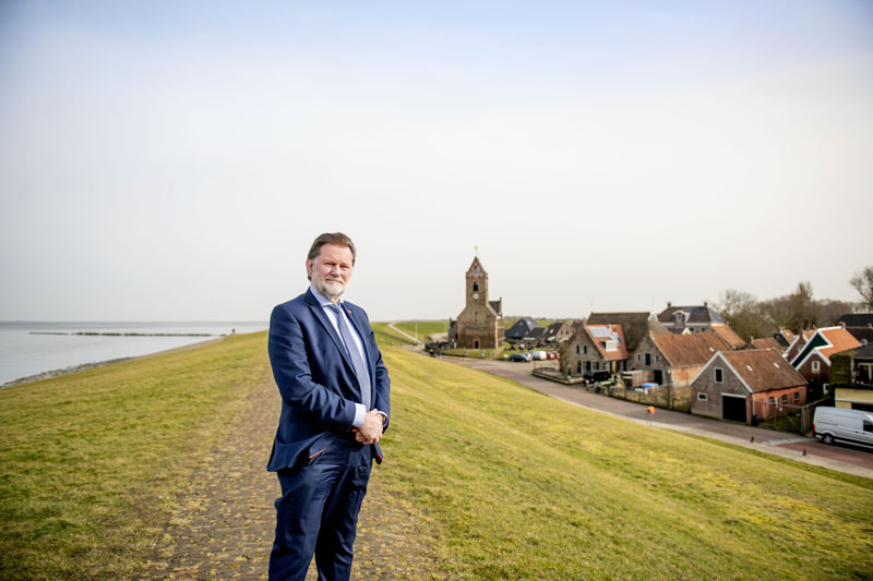 Erfgoedgedeputeerde Klaas Fokkinga op de Waddendijk