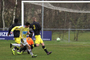 Jurjen Metz scoort de 2-0. Foto Koos Molenaar
