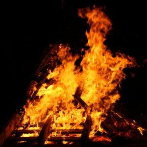 Mooie avond voor kampvuur op strand