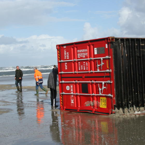 Vrachtschip verliest containers boven Ameland