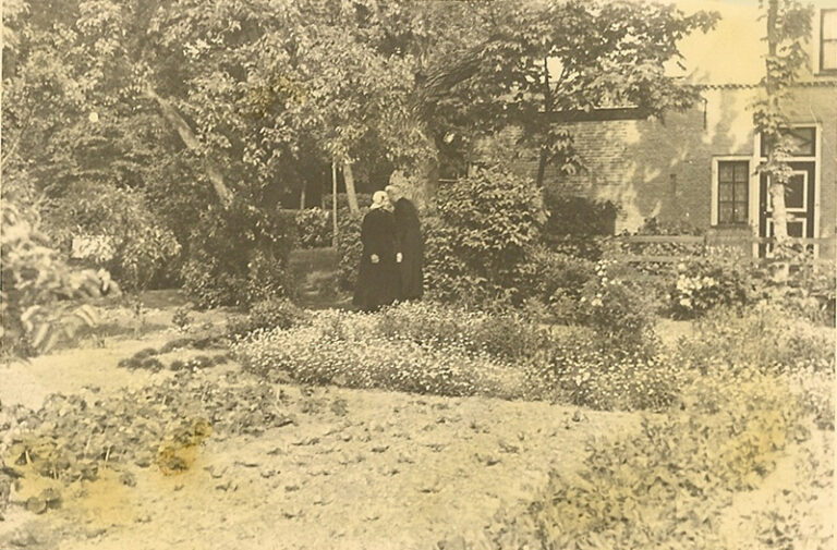 De kardinaal tussen de fruitbomen