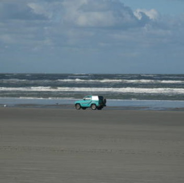 Met de auto op strand