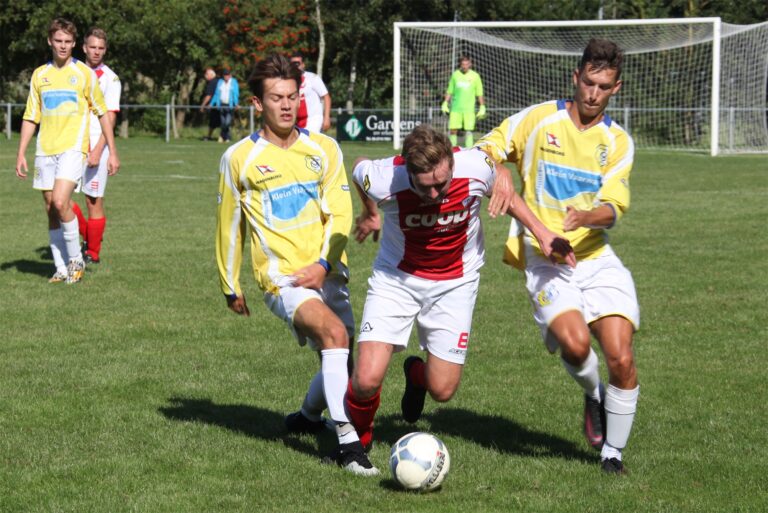 Jordi Metz en Christian Molenaar van Geel Wit voorkomen de doortocht van Jacko de Jong van Jubbega. Foto Koos Molenaar.