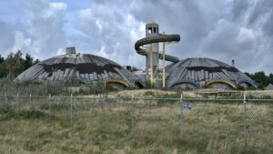 Nieuwe dwangsom tegen gaten in hek van vervallen zwembad Ameland