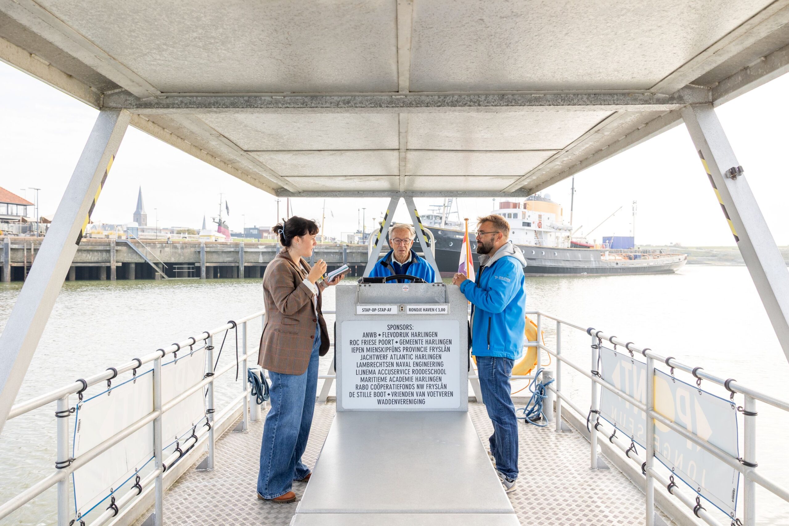 Twee schippers over De Walvis van Harlingen
