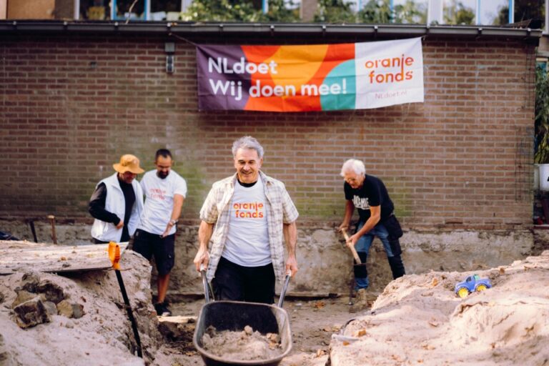 Oranje Fonds zoekt duizenden vrijwilligers voor NLdoet 2026