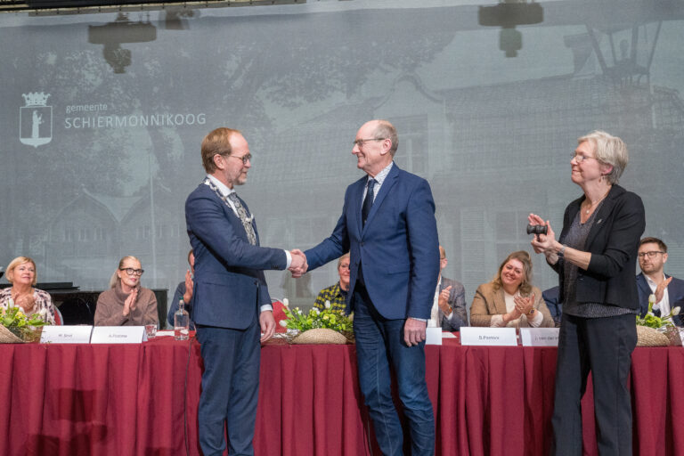 Hendri Meendering officieel geïnstalleerd als burgemeester van Schiermonnikoog