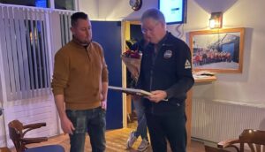 Erwin Kooiker ontvangt Vrijwilligersmedaille voor inzet bij KNRM Ameland