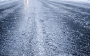 Extreme gladheid door ijzel op Ameland: code rood verlengd tot 12.00 uur