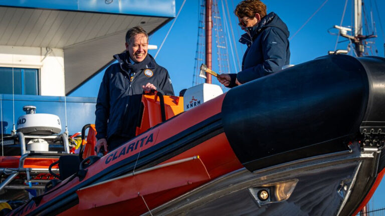 KNRM Harlingen doopt geschonken reddingboot ‘Clarita’