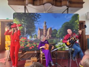 Rixt van Donia terug in de kerk van Tjerkwerd