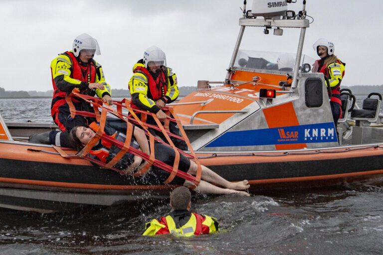 Laat je reddingsvest keuren voor de start van het watersportseizoen: KNRM waarschuwt voor risico’s