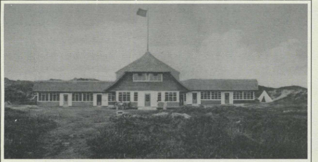 Het houten vakantiehuis Excelsior met rieten kap in de duinen in mei 1926.